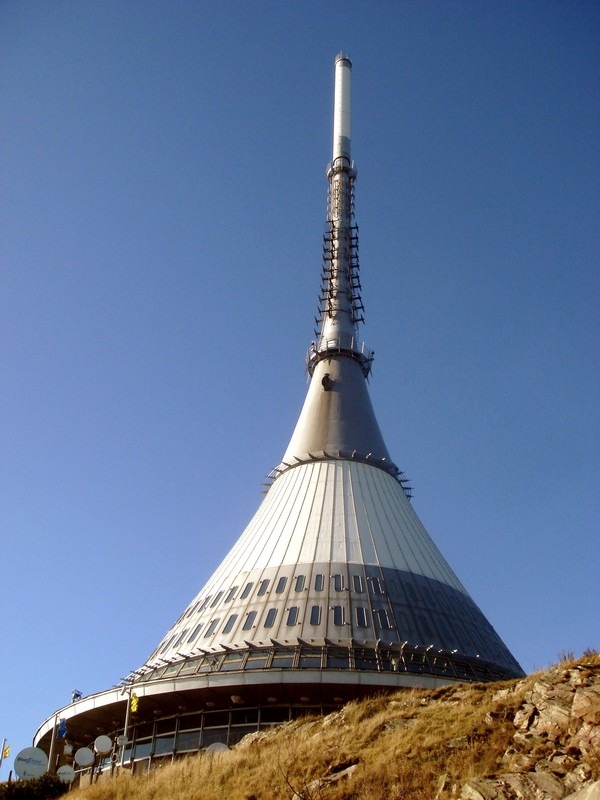 Ještěd – hotel a vysílač na vrcholu hory, celkový denní pohled